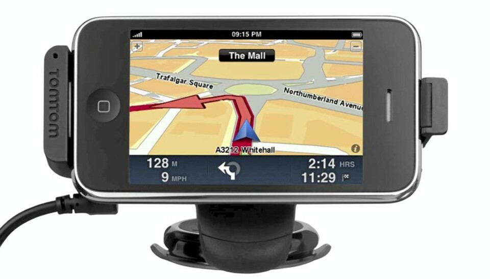 NOE ER GALT: Vår tester klarte ikke å få TomTom på iPhone til å fungere slik en GPS skal. TomTom har laget en holder med en egen GPS-mottager er på vei. Denne skal løse problemet.