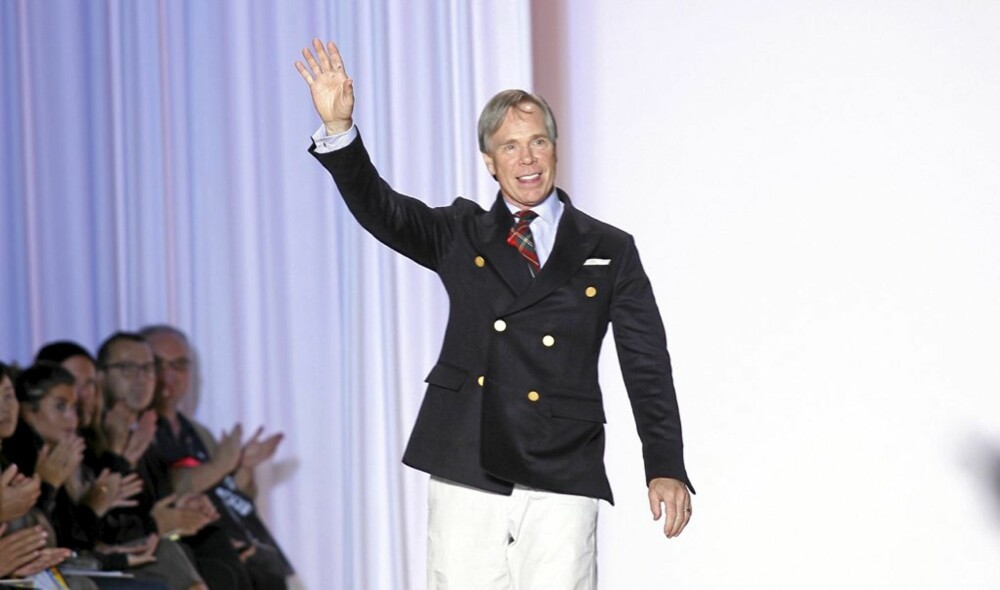 PÅ CATWALKEN: Tommy Hilfiger tar imot applausen etter visningen av vår- og sommerkolleksjonen under NY Fashion Week.
