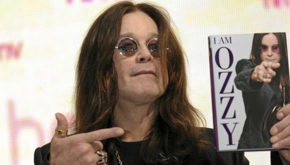 Ozzy Osbourne med sin biografi "I am Ozzy". Kanskje burde den hett "I am horny"?