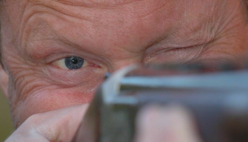 ER DU VENSTREØYEDOMINANT og skyter fra høyre skulder, bør du lukke igjen det venstre øyet. Hvis ikke, blir det mange rare bommer. (Foto: Krister Ottesen)