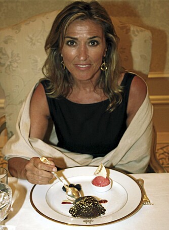 GULL I MUNN: Syvrettersmiddagen på Emirates Palace ble avsluttet med en dessert med gullstøv!