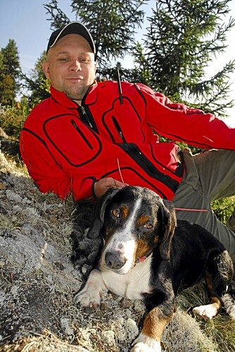 DREVEN DUO: Ole Jørgen Henriksen og dreveren Zorro. Bedre ekvipasje skal du lete lenge etter i rådyrskogen.