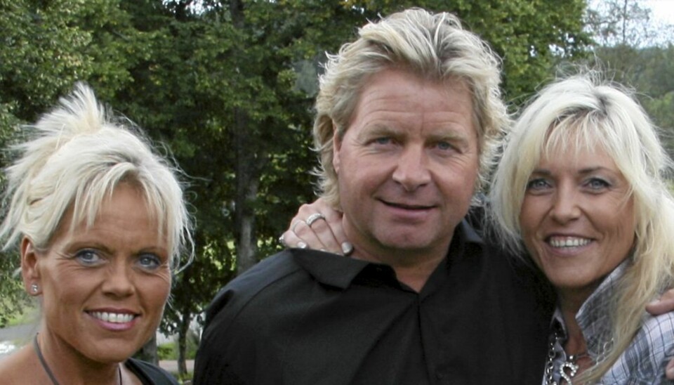 Signe C. Grungstad (t.v.) tar kjærlighetsjakten i overkant seriøst, mener Sølvi J. Heggedal. Her flankerer de to frierne TV-bonden Calle Breen.