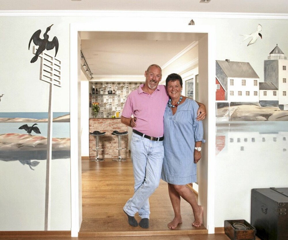 MARITIMT: Inger og Frank 
har fått ny stue i maritimt miljø. Bildet på veggen er hentet fra et fyr i Oslofjorden. Det er malt av Ragnvald Einbu. De fleste møblene kommer fra Ikea.