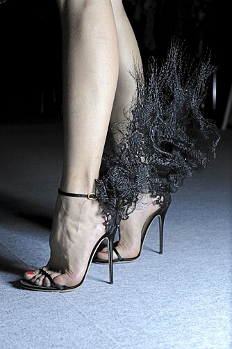 PUMPS: En modell viser lekre pumps med sorte blonder under Valentinos vår/sommer 2010 visning under Paris Fashion Week denne høsten.