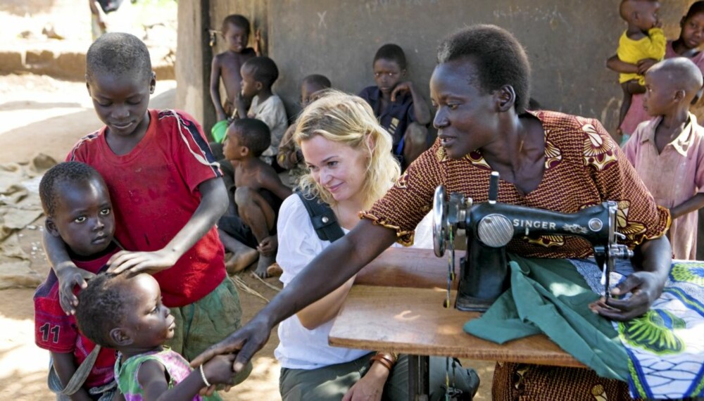 TRÅMASKIN: Line møtte Pamela Akello (40), som forsørger seks barn med sin gamle symaskin.