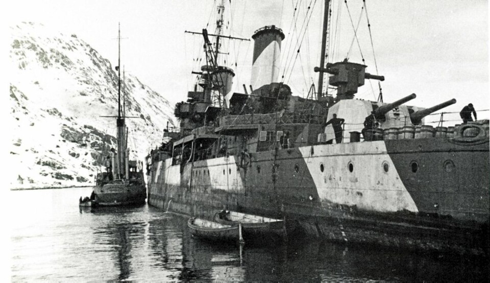 PENELOPE: Krysseren ''Penelope'' er sterkt gjennomhullet, men bir til mannskapets forbløfelse tettet med sauetalg og treplugger av lokale tusenkunstnere.