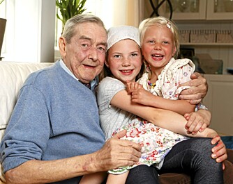 BESTEFARS JENTER: Perle og Tina tøyser og tuller gjerne litt med bestefar.