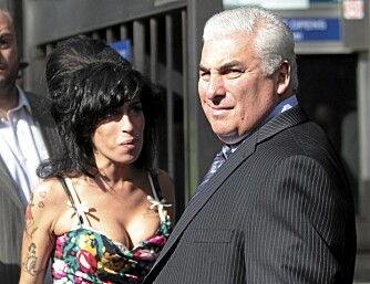 Amy Winehouse og Mitch Winehouse utenfor retten i London for et halvt år siden. Amy var ankalget for å ha lappet til en fan.