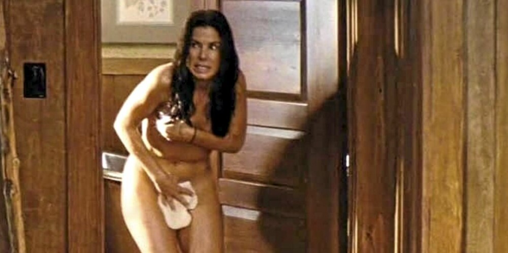 GOD MOR: Sandra Bullock kastet også kastet klærne foran kamera. Her i den romantiske komedien "The Proposal" (2009).