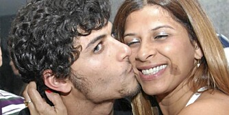 KISS, KISS: Jesus Luz kysser med en dame som slett ikke ligner Madonna.