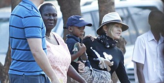 Madonna besøker barnehjemmet Muchinji i Malawi. Det var på dette senteret stjernen fant sønnen David Banda (på ramen) for tre år siden.