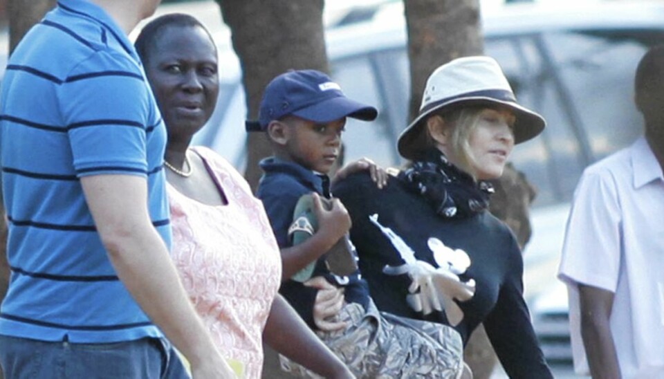 Madonna besøker barnehjemmet Muchinji i Malawi. Det var på dette senteret stjernen fant sønnen David Banda (på ramen) for tre år siden.