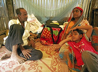 EKTE SLUMDOG: Mohammed Azharuddin Ismail med pappa Mohammed Ismail og mamma Shamim hjemme i deres gamle hus i slummen..