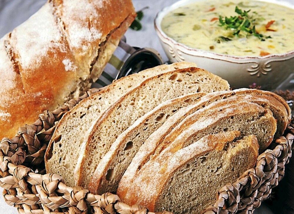 Godt brød setter prikken over i-en ved et godt suppemåltid. Det kan lønne seg å velge et brød uten for mange smakstilsetninger, som for eksempel dette landbrødet bakt på rug og durumhvete.