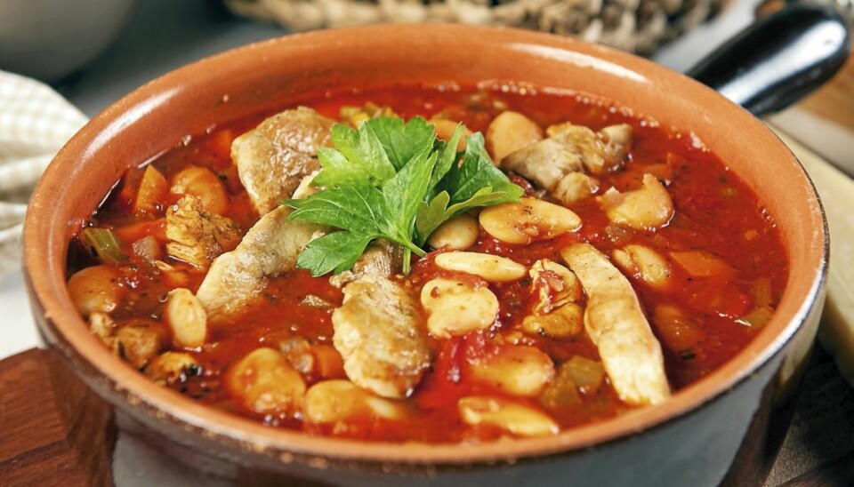 Det finnes ikke noe hyggeligere
enn å samle gode venner rundt en duftende suppegryte. Den italienske bønnesuppen smaker nydelig i høstkvelden.
