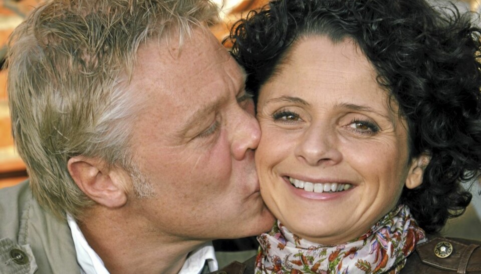 FORNØYD MED HVERANDRE: – Vi er i grunnen tilfreds med hverandre, sier Nadia Hasnaoui og Kim Haugen. Hun er aktuell som programleder for «Kvitt eller dobbelt» på NRK1, og han i en
av hovedrollene i «Fanny og Alexander» på Nationaltheatret.
