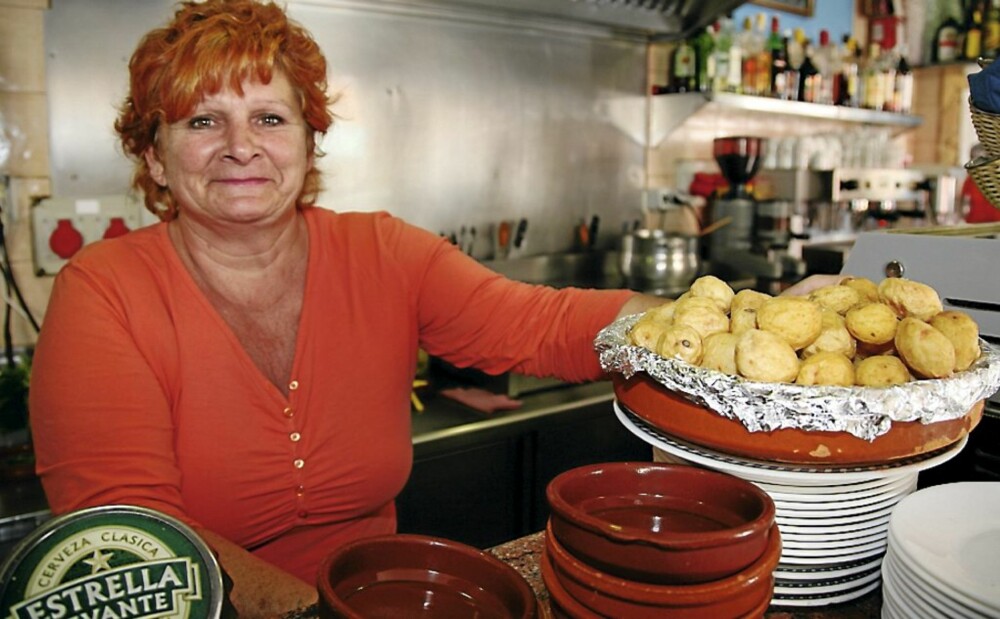 TAPAS: Katharina serverer småretter til en billig penge på torget 
i Puerto Mogan. Kanaripoteter med mojo, en nydelig urtesaus, er spesialiteten.