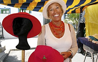 FARGERIKE
HEKLEHATTER: 
Svenske Madeleine Dickson hekler hatter hjemme 
i Sommer-Sverige. Når kulden setter inn, tar hun følge med trekkfuglene til Gran Canaria og selger hattene på lokale markeder. En god idé!