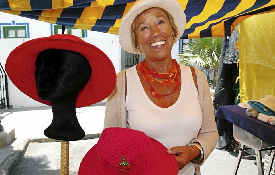 FARGERIKE
HEKLEHATTER:
Svenske Madeleine Dickson hekler hatter hjemme
i Sommer-Sverige. Når kulden setter inn, tar hun følge med trekkfuglene til Gran Canaria og selger hattene på lokale markeder. En god idé!