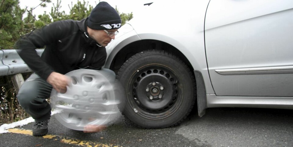 10 GANGER: Klikk Motors selvutnevnte kløne monterte og demonterte denne hjulkapselen 10 ganger. Gikk det bra?