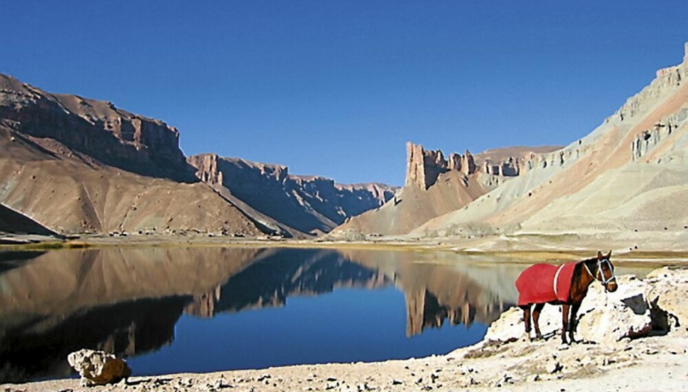 PERLE: Innsjøen Band-e-Haibat er kjernen i Afghanistans første nasjonalpark som ble opprettet i år. Muldyr er ofte den beste transporten.
