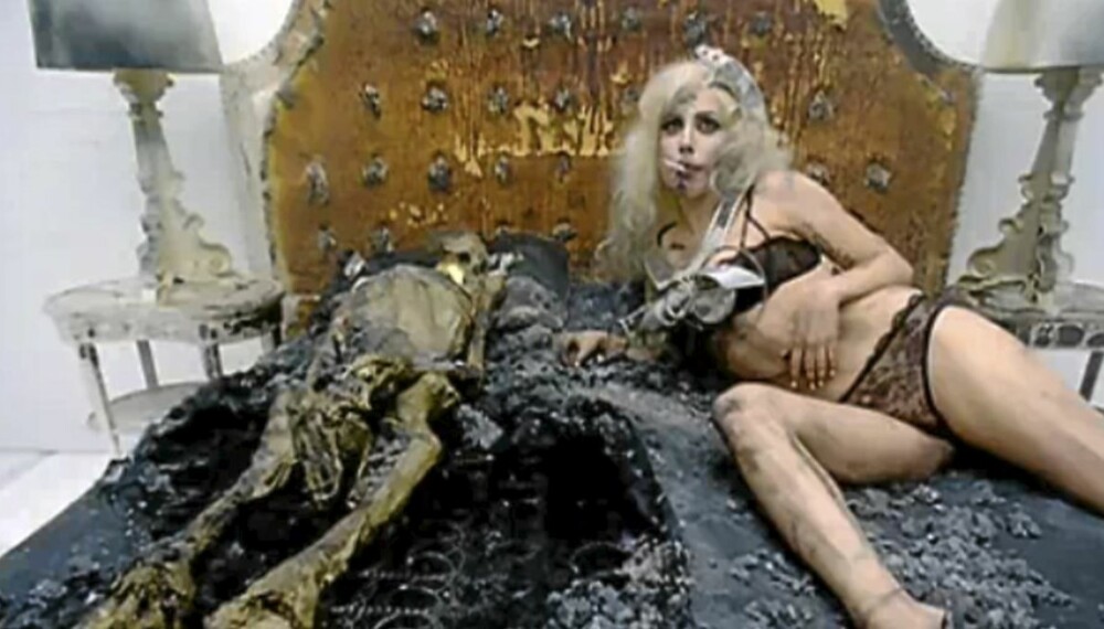 DÅRLIG DATE: Det som ser ut som en blond Amy Winehouse, viser seg å være Lady Gaga i sin nye video "Bad Romance".