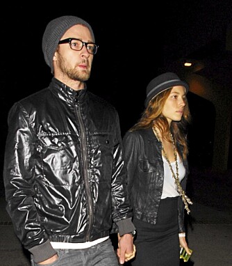 Justin Timberlake glemte stalker-damene i helgen, og stakk på Jay-Z-konsert med kjæresten Jessica Biel søndag.
