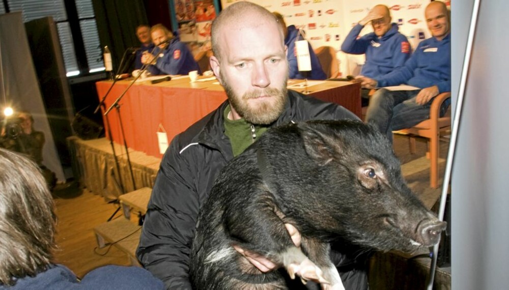 GRISEJENTE: Skiforbundets pressekonferanse på Beito ble preget av svineinfluensa og griseprat. Bård Tufte Johansen med Sandra på armen.