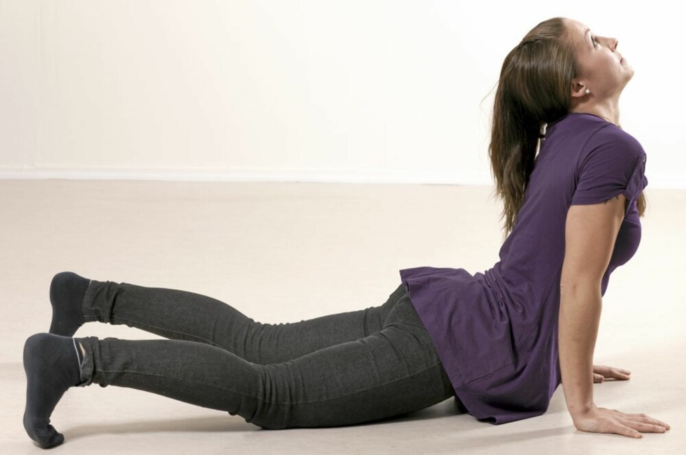 Øvelse: Støtt deg på håndflatene og undersiden av tærne med magen mot gulvet.