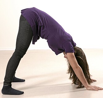 Andre posisjon: Løft kroppen slik at den blir stående i omvendt V-stilling.
