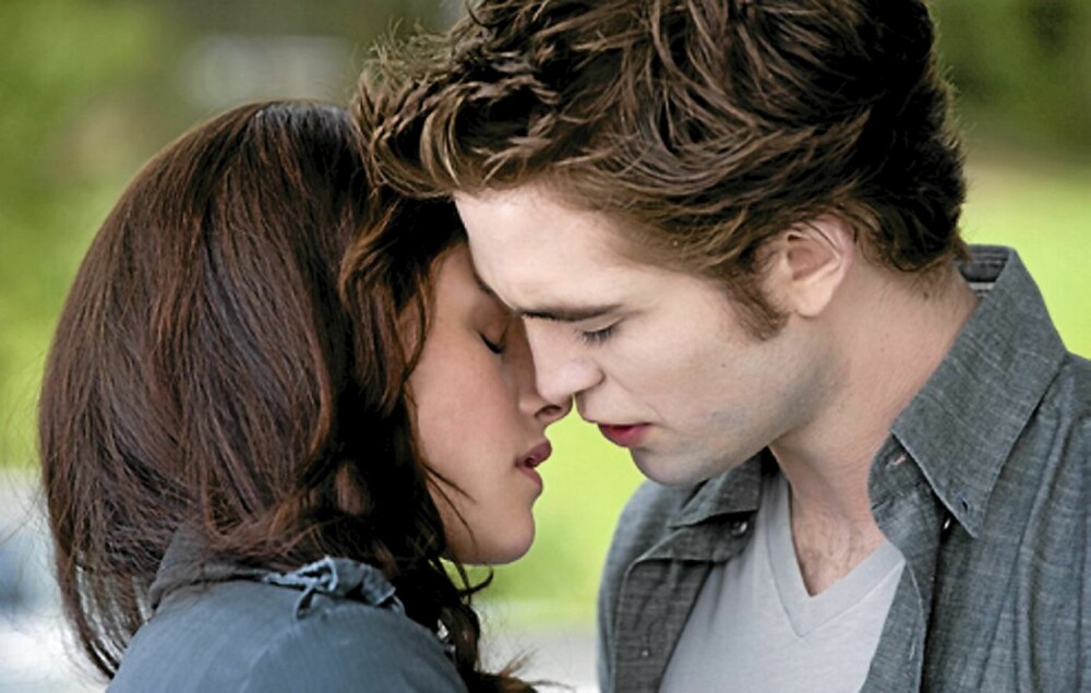 DREPENDE HETT: Forholdet mellom Robert Pattinson og Kristen Stewart er like hett både på og utenfor lerretet. Her er de to fanget i et lidenskapelig kyss i «New Moon ».