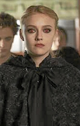 LIVSFARLIG LOLITA: Dakota Fanning spiller den søte, men ikke så uskyldige volturien Julia. Som ondskapsfull vampyr gjør hun livet surt for favorittvampyr Robert Pattinson i den kommende «Twilight»-filmen.