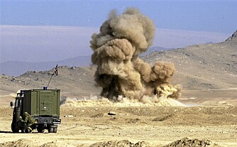 HARD KOST: Forsvarets bombeeksperter har løst oppdrag i Afghanistan helt siden begynnelsen. Her sprenger de et støtte grant- og bombelager utenfor Kabul i 2002.
