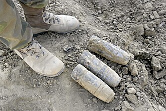GRANATER: Forsvarets bomebeksperter finner litt av hvert i Afghanistan - her en knippe granater.