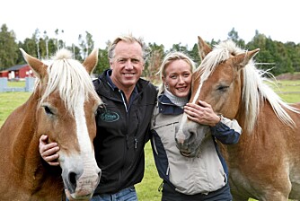 Sammen med Anders Lefdal, som driver Lefdal ridesenter, og Kreftforeningen arrangerer Christina rideleirer for barn med kreftsyke foreldre.