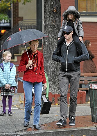 OMSVERMET: Hugh Jackman har ofte dameselskap av det lite sladdervennlige slaget. Her er han sammen med datteren Ava og moren Grace Watson.