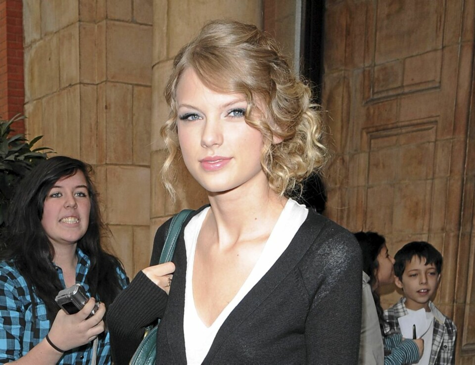 IKKE TILSTEDE: Taylor Swift var kveldens store prisvinner, men var dessverre i London da utdelingen fant sted i Los Angeles.