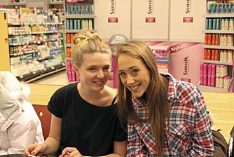 GLADE JENTER: Lise og Pernille på butikkbesøk med Det Nye og Sunsilk.