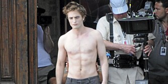 IKKE SÅ VERST: Robert Pattinson gremmet seg da han så hvor pinglete han så ut i fohold til motspiller Taylor Faulkner.