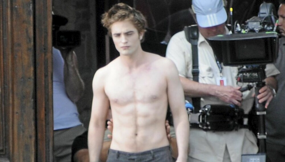 IKKE SÅ VERST: Robert Pattinson gremmet seg da han så hvor pinglete han så ut i fohold til motspiller Taylor Faulkner.