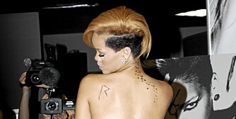 R FOR RIHANNA: Rihanna har føyd enda en tattis til samlingen.