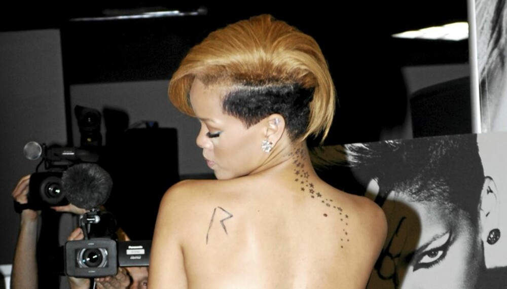 R FOR RIHANNA: Rihanna har føyd enda en tattis til samlingen.
