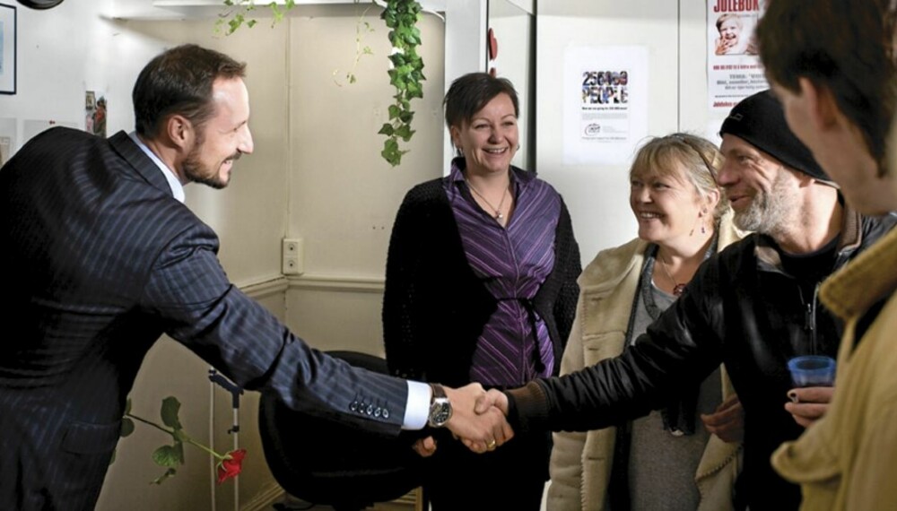 Kronprins Haakon besøkte =Oslo i fjor. Tronarvingen tok seg god tid til å snakke med både redaksjon og selgere .