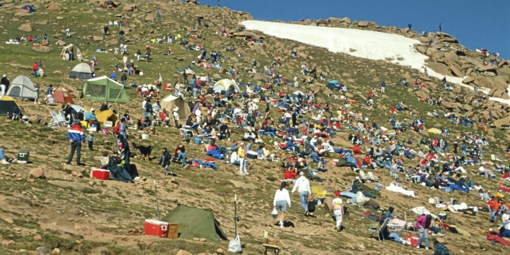 Pikes Peak fremstår som rene menneskeberget når det årlige bakkeløpet avholdes.