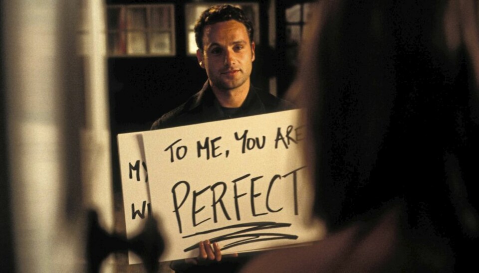 Her forsøker Mark (Andrew Lincoln) å innynde seg hos en av damene i juleromantikkfilmen Love actually.