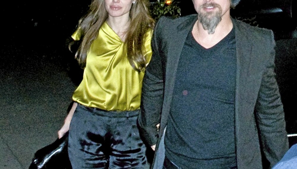 DATE: Angelina og Brad på vei ut fra La Dolce Vita etter en romantisk middag for to.