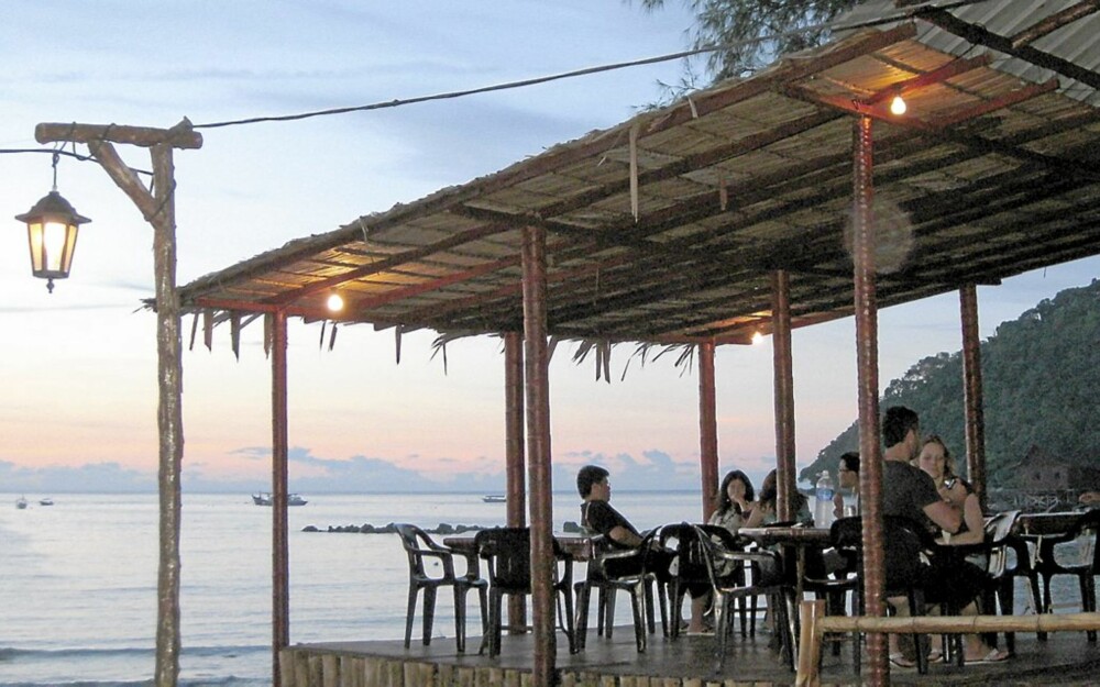 KVELDSKOS: Når solen senker seg i havet, samles turistene på de få restaurantene og nyter deilig mat.