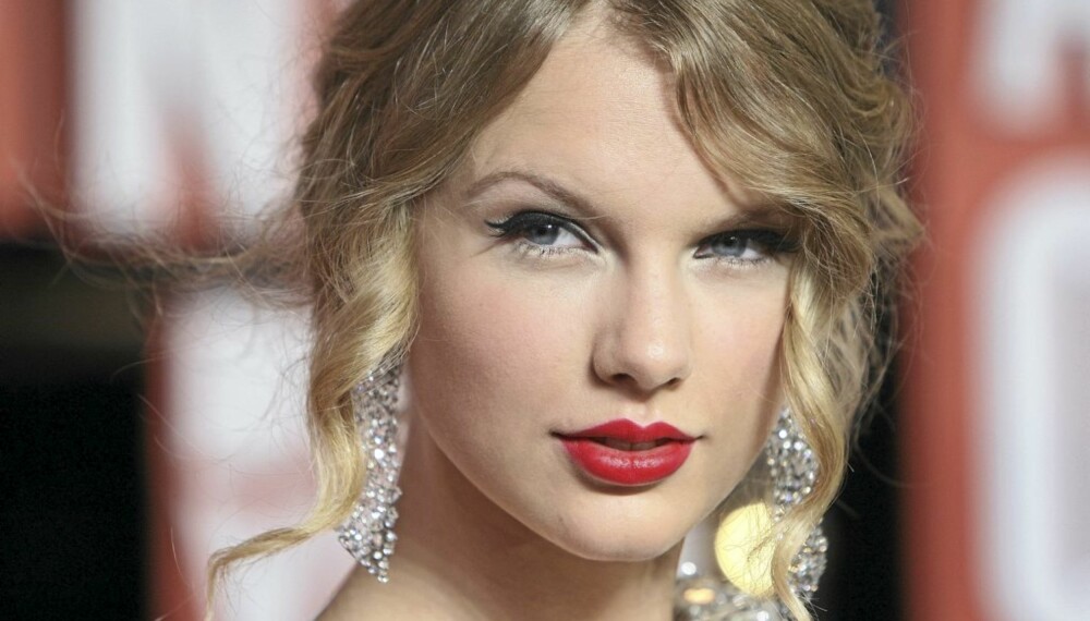 Taylor Swift (19, fyller 20 år 13. desember) ble i november den yngste artisten noensinne som vant Entertainer of the Year-prisen på Country Music Awards.