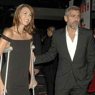 George Clooney og Sarah Larsen, her på krykker etter et uhell med motorsykkelen til George.